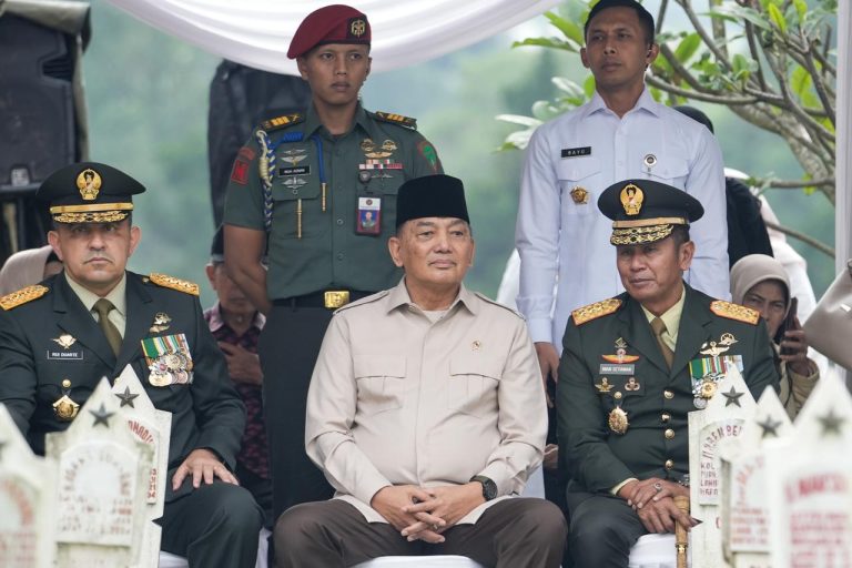 Menhan RI Hadiri Pemakaman Mayjen TNI (Purn) Tayo Tarmadi di TMP Cikutra Bandung