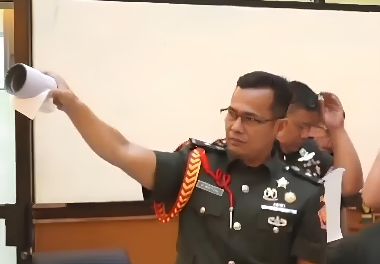 Hakim PM sedang memperagakan penyiraman air keras