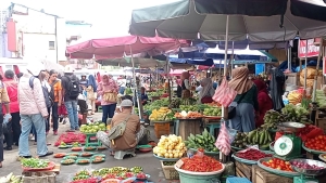 Pedagang Pasar di Maluku Waspadai Cuaca Ekstrem