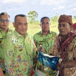Bupati Buru Turun Langsung Serahkan Bantuan Kepada Korban Puting Beliung Di Bialahin