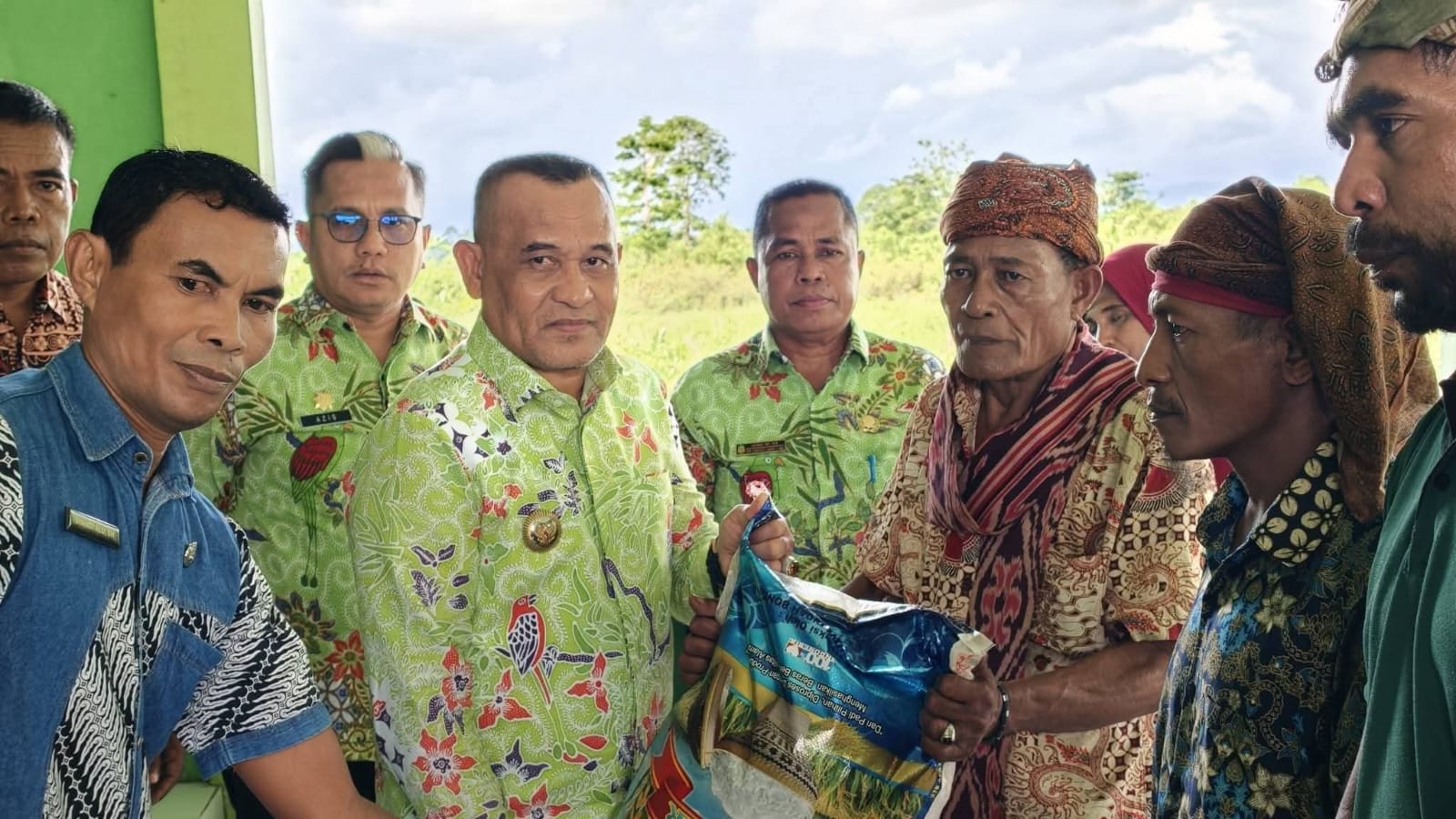 Bupati Buru Turun Langsung Serahkan Bantuan Kepada Korban Puting Beliung Di Bialahin