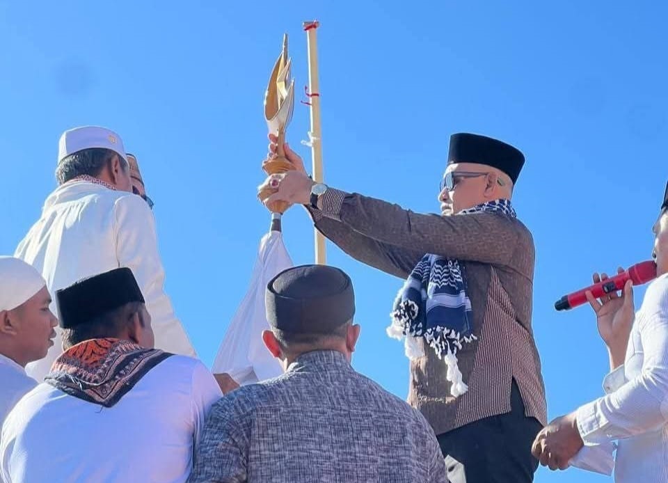 Hadiri Pemasangan Kubah Masjid Baiturrahman, Bupati Buru Tegaskan Pentingnya Memakmurkan Masjid