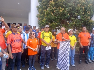 Jalan Santai Sambut Piala Dunia 2026, Wabup Bursel Ajak Warga Jaga Persatuan dan Sportivitas